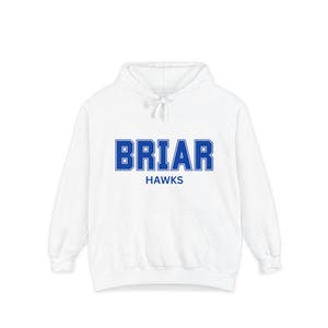Op de afbeelding: Witte hoodie met het woord "BRIAR" in blauwe blokletters boven het woord "HAWKS". De hoodie heeft een voorzak en een capuchon met trekkoord.