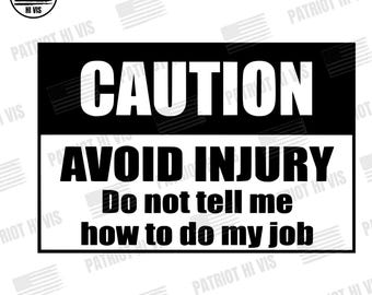 Può includere: Un cartello in bianco e nero con la parola "CAUTION" in alto. Sotto, si legge "AVOID INJURY" e "Do not tell me how to do my job." L'immagine include un logo circolare con la scritta "PATRIOT HI VIS".