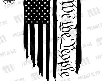 Può includere: Grafica in bianco e nero di una bandiera americana usurata con le parole "We the People" in un font stilizzato. Il design della bandiera include stelle e strisce, con un tema patriottico. Sono incluse anche le opzioni del tipo di file.