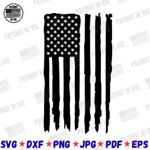 Puede incluir: Diseño de bandera estadounidense en blanco y negro desgastado. La bandera presenta 50 estrellas en la esquina superior izquierda y rayas verticales. La imagen incluye el texto "PATRIOT HI VIS" y opciones de tipo de archivo: SVG, DXF, PNG, JPG, PDF y EPS.