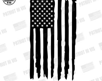 Può includere: Design della bandiera americana in bianco e nero invecchiato. La bandiera presenta 50 stelle nell'angolo in alto a sinistra e strisce verticali. L'immagine include il testo "PATRIOT HI VIS" e le opzioni di tipo di file: SVG, DXF, PNG, JPG, PDF ed EPS.