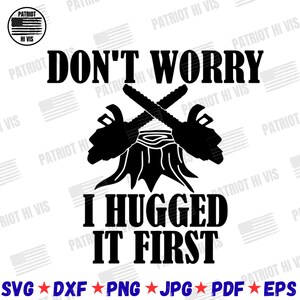 Puede incluir: Gráfico en blanco y negro con el texto "DON'T WORRY I HUGGED IT FIRST". El diseño incluye tomahawks cruzados y un tocón de árbol. La imagen también incluye el texto "SVG, DXF, PNG, JPG, PDF, EPS".
