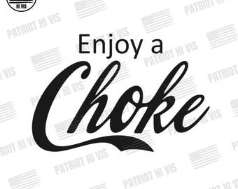 Può includere: Design grafico in bianco e nero con la scritta "Enjoy a Choke" in corsivo. L'immagine include un logo circolare con la scritta "Patriot Hi Vis" e un disegno della bandiera americana. Sotto il testo principale sono visualizzate icone di tipo di file.