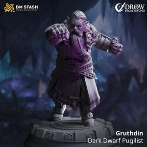 Puede incluir: Miniatura impresa en 3D de Gruthdin, un Pugilista Enano Oscuro. La figura está en una pose dinámica, con los puños cerrados y una armadura intrincada. La combinación de colores es principalmente púrpura y gris, con los logotipos DM STASH y DROW FROM BEYOND visibles.