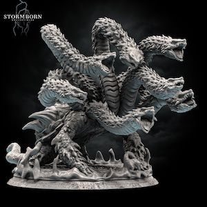 Könnte beinhalten: Eine detaillierte, graue Skulptur eines mehrköpfigen Hydra-Monsters. Die Kreatur hat mehrere schlangenartige Köpfe mit offenem Maul, einen strukturierten Körper und ist auf einem kreisförmigen Sockel montiert. Der Text "STORMBORN COLLECTIBLES" ist oben links sichtbar.