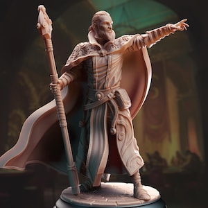 Peut inclure: Figurine détaillée d'un magicien en robe avec un bâton, une cape et un bras tendu. La figurine est dans une pose dynamique, avec des détails complexes sur les vêtements et le bâton. La couleur est beige clair.