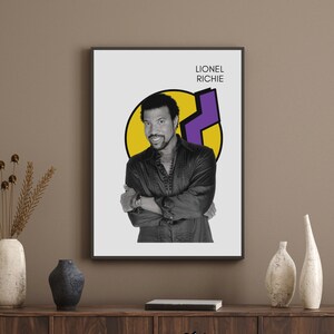 Könnte beinhalten: Ein Schwarzweißporträt von Lionel Richie mit einem gelben und violetten geometrischen Design dahinter. Der Text "Lionel Richie" befindet sich über dem Porträt. Der Text "Viral Art" befindet sich unter dem Porträt.