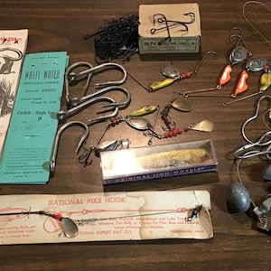 Lot Antique De Pêche : Moulinets à Pilier Surélevé, Leurre Heddon, Hameçons Anciens – Vintage L.9135