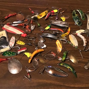 Vintage Fishing Lures Lot. Great Collectible Mix of Old Tackle. Many With  Brand Name Companies and Some Rare Ones. Nice Sports Display 