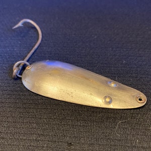 Vintage South Bend fishing lure. Collectable metal mouse spoon. Original hooking hardware and scares finding. Nice tackle bait for display