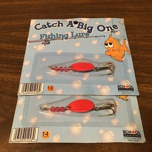 Premier leurre de pêche pour enfants. appâts spinner vintage scellés en usine. Vieux matériel de pêche avec une superbe carte en couleur. Présentoir de collection