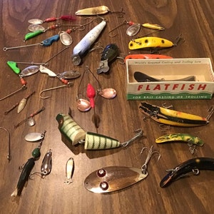 Old Collectible Fishing Lure Lot. Vintage Tackle From Erie Deerie, Helins,  Creek Chub, Paul Bunyan, and Atom. Great Display of Old Lures. 