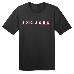 Op de afbeelding: Een donkergrijs T-shirt met de tekst "EXCUSES!" in rood gedrukt op de voorkant. De tekst is doorstreept met een rode lijn.