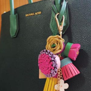 Dije de flor de cuero con borla, dije de flor para bolso, lindo dije de flor para bolso y cartera de cuero, llavero con borla, dije para bolso