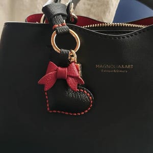 Dije de bolso con forma de corazón, dije de bolso de cuero, dije de coche con forma de corazón hecho a mano, lindo dije de bolso/monedero de cuero con forma de corazón, llavero con forma de corazón, regalo de corazón hecho a mano