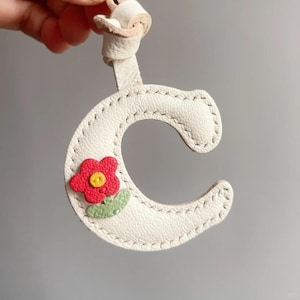 Dije de cuero personalizado con inicial de nombre para bolso, llavero hecho a mano, regalos del alfabeto con nombre, regalo único para ella/él, llavero de regalo