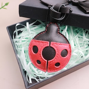 Ciondolo a forma di orso marrone in pelle fatto a mano, ciondolo per borsa in pelle, portachiavi con simpatico orso, ciondolo per borsa e borsetta in pelle, ciondolo a forma di orso, regalo con ciondolo portachiavi
