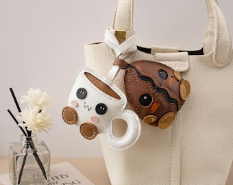 Dije de taza de café y granos de café de cuero, dije de café hecho a mano, lindo dije de bolso/monedero de cuero con forma de taza de café, llavero de taza de café y granos de café, regalo de cuero