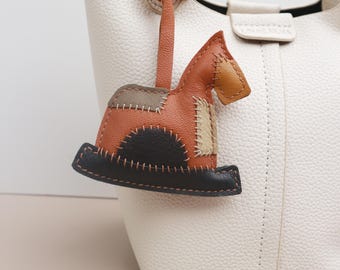 Dije de cuero para bolso de caballo, Dije para bolso, Dije de cuero para bolso de caballo hecho a mano, Dije de cuero para bolso y monedero, Lindo llavero de caballo, para colgar en el coche