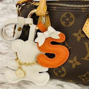 Berloque de urso de couro com letra, berloque de bolsa de couro, berloque de bolsa/bolsa de urso fofo feito à mão, chaveiro de urso/alfabeto, presente de couro com nome