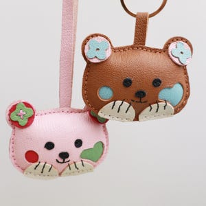 Ciondolo a forma di orso in pelle, ciondolo per borsa in pelle, ciondolo per borsa e borsetta in pelle, portachiavi a forma di orso carino, regalo unico per il suo compleanno