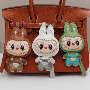 Breloque en cuir labubu faite main, breloque de sac en cuir, breloque de sac et de sac à main en cuir, porte-clés monstre mignon, breloque de sac pour sac à main, cadeau unique pour maman