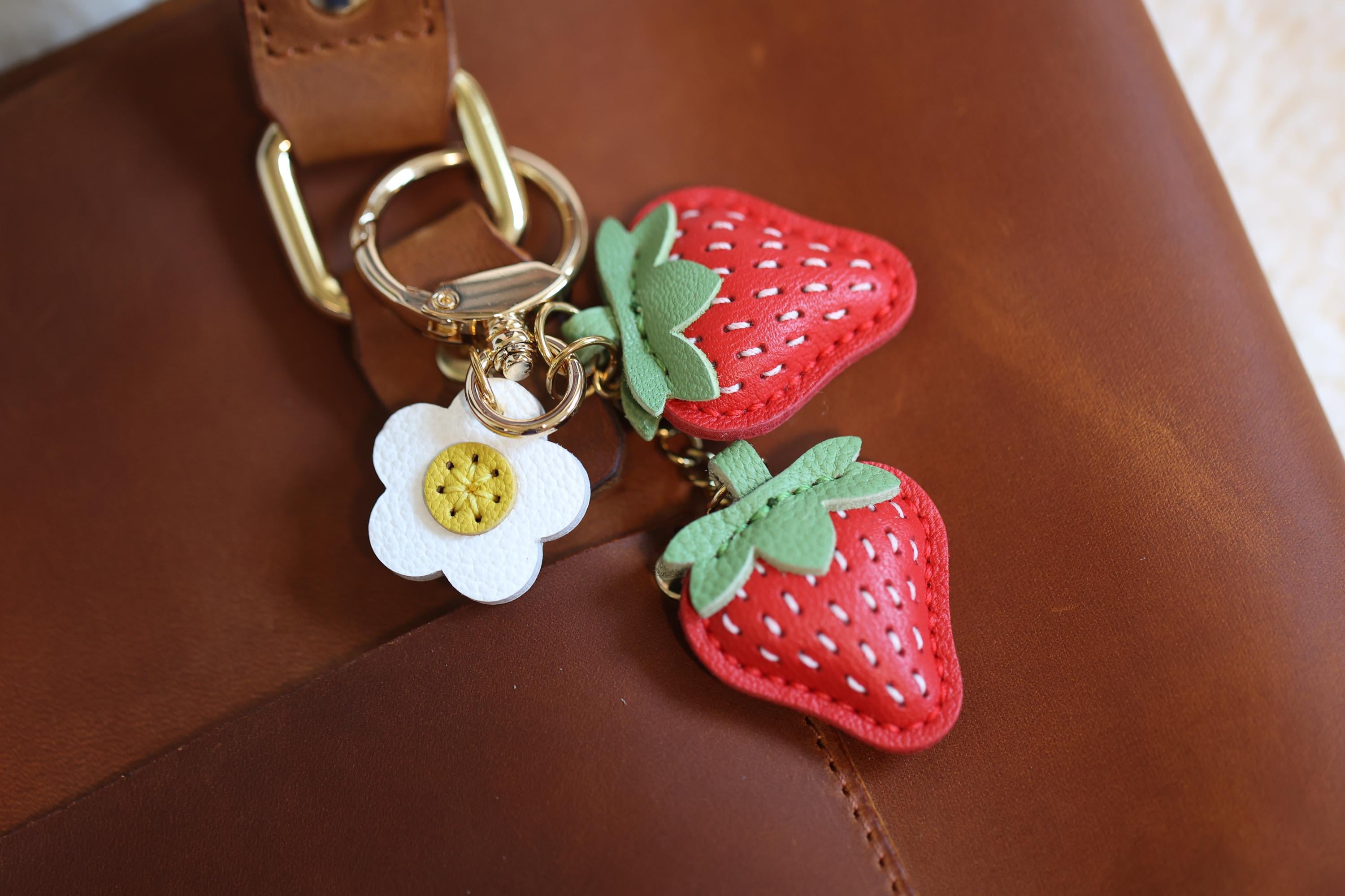 本革のイチゴと花のチャーム、かわいいハンドメイドフルーツレザー
