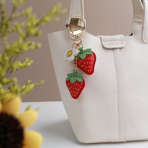 Dije de fresa y flor de cuero genuino, bonito dije de fruta hecho a mano para bolso o monedero, llavero de fresa, regalo para amantes de la fruta.
