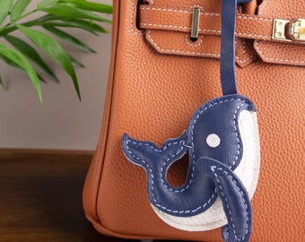 革製クジラのキーホルダー（ネイビー） - Etsy 日本