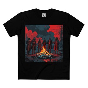 Puede incluir: Camiseta negra con un gráfico de seis figuras con abrigos largos y máscaras de gas alrededor de una hoguera. El fondo muestra un cielo rojo y nubes oscuras. La camiseta tiene las letras "VC" en la parte superior izquierda.