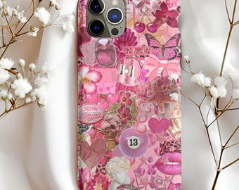 Könnte beinhalten: Rosa Handyhülle mit einem Collage-Design mit Schmetterlingen, Schleifen, Lippen, Blumen und einer Billardkugel mit der Nummer 13. Die Hülle hat ein glänzendes Finish und einen Kameraausschnitt.