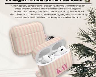 Könnte beinhalten: Ein rosa-cremefarben gestreiftes AirPod-Case mit dem Namen "KAY" auf der Vorderseite. Das Case ist geöffnet und zeigt weiße AirPod-Ohrhörer. Der Text "Vintage Pink Stripe AirPod Case" steht oben.