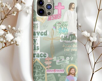 Könnte beinhalten: Eine hellgrüne Handyhülle mit religiösen Motiven. Die Hülle zeigt eine Collage aus Text und Illustrationen, darunter ein Kreuz, das Wort "Jesus" und eine Darstellung von Jesus. Die Hülle ist für ein Smartphone konzipiert.