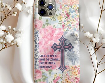 Könnte beinhalten: Eine Handyhülle mit floralem Patchwork-Design, einem Kreuz und dem Text "WHEN THE TIME IS RIGHT, THE LORD WILL MAKE IT HAPPEN. ISAIAH 60:22." Die Hülle zeigt rosa, blaue und orangefarbene Blumenmuster.