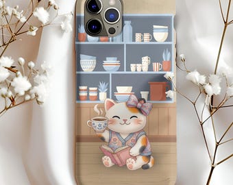 Könnte beinhalten: Handyhülle mit einer Cartoon-Katzen-Illustration. Die Katze trägt eine Schleife und hält eine Tasse Kaffee und ein Buch. Der Hintergrund zeigt einen Küchenschrank mit verschiedenen Gerichten. Die Hülle ist beige.