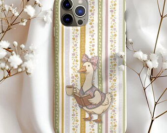 Könnte beinhalten: Eine Handyhülle mit vertikalem Streifenmuster in Gelb-, Grün- und Weißtönen mit kleinen floralen Akzenten. Eine zentrale Illustration zeigt eine Gans mit gemusterter Weste und Schleife, die ein Buch und eine Kaffeetasse hält.