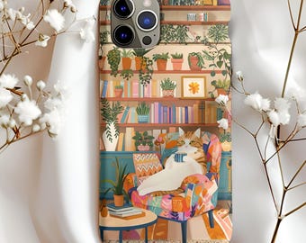 Könnte beinhalten: Eine Handyhülle mit einer skurrilen Illustration einer Katze, die sich in einem bunten Sessel entspannt und eine Tasse hält. Der Hintergrund zeigt ein Bücherregal voller Pflanzen und Bücher. Die Hülle hat einen beigen Hintergrund.