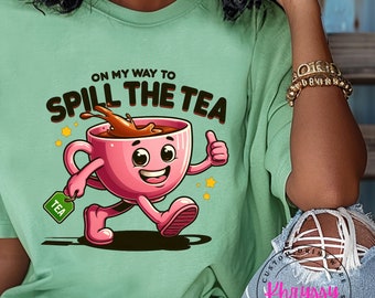 Maglietta unisex "On My Way to Spill the Tea" - Abbigliamento Comfort Colors per lui - Abbigliamento Comfort Colors per lei