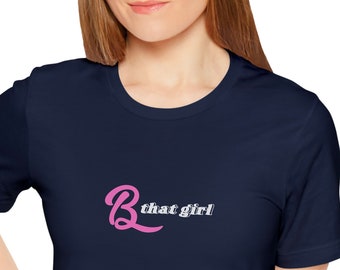 B That Girl camisa, camisa de niñas, camisa de mujer, camisa de novia, camisa de chicas malas, camisa de niñas de pueblo pequeño, camisa de mamá, camisa de Barbie, regalo divertido