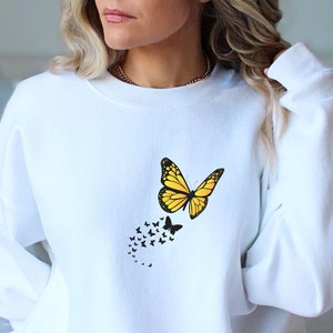 Butterfly sweatshirt, Animal Graphic shirt, Crewneck shirt, Mothers Day gift, Minimalist shirt, Mom shirt, Butterflies shirt, Vintage shirt