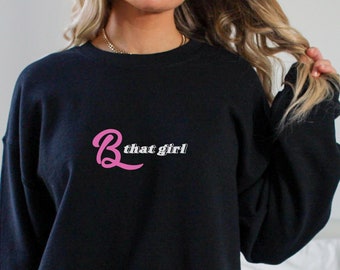 B That Girl sudadera, sudadera para niñas, sudadera Barbie, camisa de novia, camisa de chicas malas, camisa de chicas de pueblo pequeño, camisa de chicas divertidas