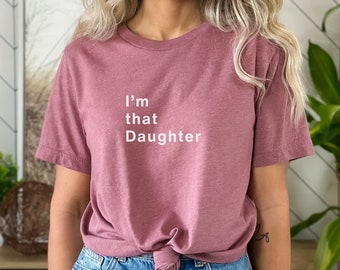 Camiseta "Soy esa hija" - Sudadera con gráficos atrevidos para mujer - Regalo para chica segura - Camiseta con actitud divertida - Suéter de moda de la generación Z