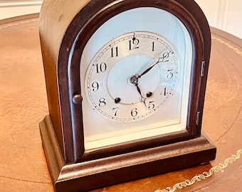 Antique Seth Thomas “Prospect No. 19” (1917) Cathedral/Bee Hive Light Mahagony Vineer Mantel Clock