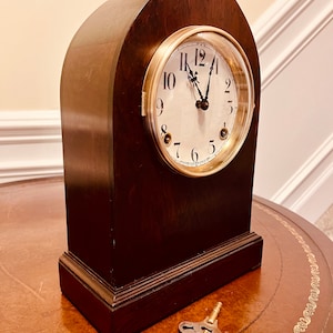 Antque-Vintage Sessions Mantel/Shelf Clock