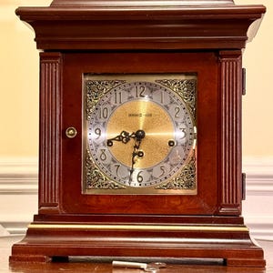 Vintage Howard Miller Thomas Topion Carriage / Mantel Clock (Mahogany toned wood color)