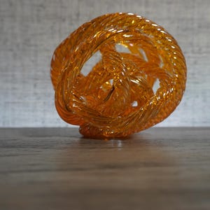 Nœud d'amour en verre de Murano soufflé à la main : Décoration torsadée mandarine