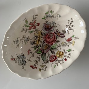 Johnson Bros 'Sheraton' Open Oval Gemüseschale mit geriffeltem Rand, Unterglasur Blumenmuster, Made in England, Eisenstein