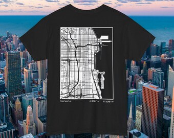 Könnte beinhalten: Schwarzes T-Shirt mit einem weißen Umriss einer Karte von Chicago, Illinois. Die Karte enthält die Straßen der Stadt, Wasserwege und den Text "CHICAGO, IL 41.8781° N 87.6298° W".