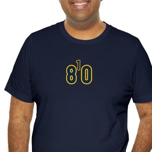 810 T-shirt, riktnummer t-shirt, 810, Flint, Michigan, EIGHT ONE OH, (blå siffror med gul kontur)