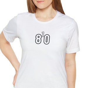 810 T-shirt, riktnummer t-shirt, 810, Flint, Michigan, EIGHT ONE OH, (vita siffror med svart kontur)